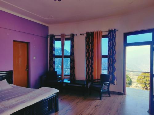 um quarto com paredes roxas e janelas com uma cama e uma cadeira em Apical Resort em Bhimtal