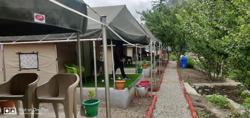 Κήπος έξω από το North Deodar Camps