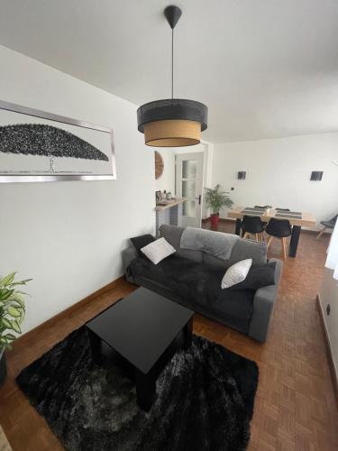 un salon avec un canapé et une table dans l'établissement Literie Haut de gamme entre gare et centre ville, à Dunkerque