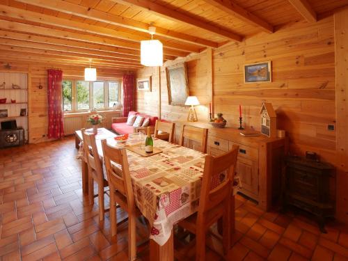 une salle à manger avec une table et des chaises dans une cabine dans l'établissement Domaine de Bellevue Gîte du Mont Begon, à Marnoz