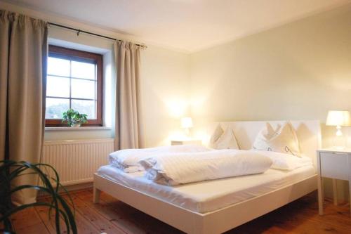 Posteľ alebo postele v izbe v ubytovaní *Appartement Elfie* Kärntner Seen (nähe Velden)