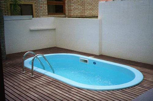 a jacuzzi tub sitting on the floor of a building at Apartamento Costa Esmeralda in Bombinhas