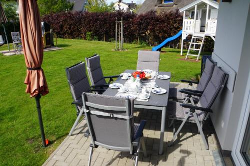 a table and chairs sitting on a patio at Reethaus Casa Baltica in Börgerende-Rethwisch