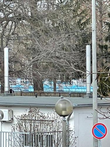 a pole with a street sign in front of a building at Thermal Next II Weninger Apartman Kiskunhalas in Kiskunhalas