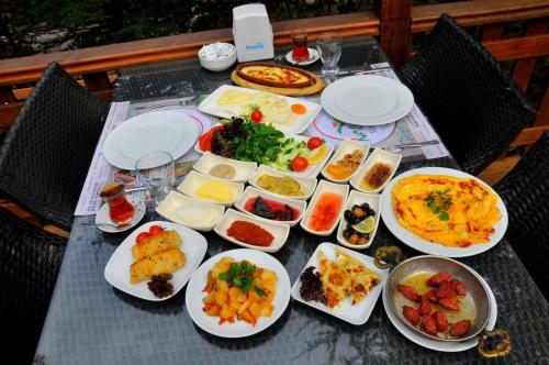 uma mesa com pratos e tigelas de comida em Naturkoy Sapanca em Sakarya