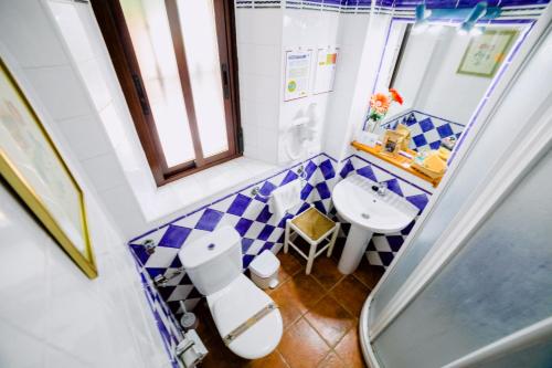 ein kleines Badezimmer mit Waschbecken und Toilette in der Unterkunft Casa Rural San Antonio in Cabra