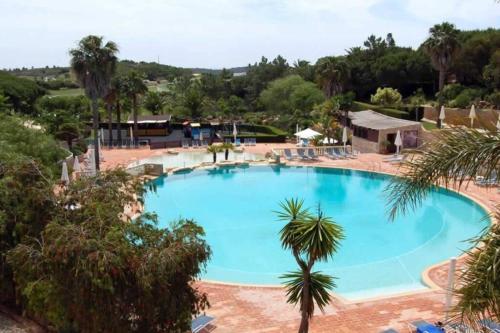 Ein Blick auf den Pool von der Unterkunft Quinta da Encosta Velha No. 125 oder aus der Nähe