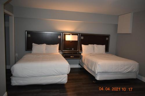 Ένα ή περισσότερα κρεβάτια σε δωμάτιο στο Time Travellers Motel