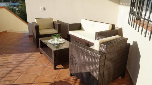 a room with a table and chairs and a table at Home sweet Home in Metaponto