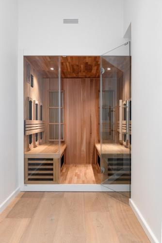 a room with a glass door with shelves in it at Boonuz guesthouse, luxe duplex vakantiehuis in centrum Ieper met privé lounge terras en IR sauna in Ypres