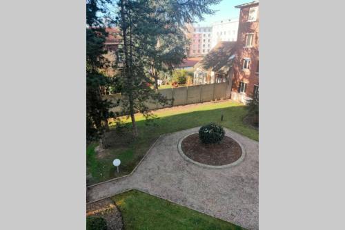 uma vista para um jardim a partir de uma janela em Logement entier+ jardin privé et parking 2places em Rouen