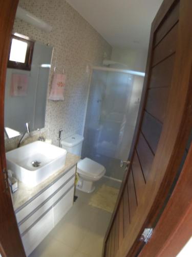 a bathroom with a sink and a toilet at Casa de campo em Bananeiras Cond.Águas da Serra in Bananeiras