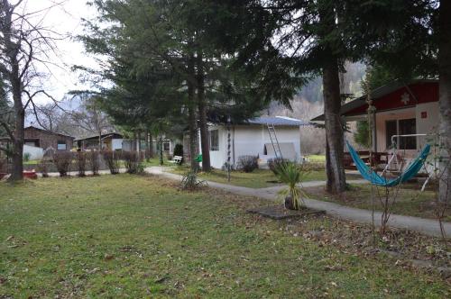 Taman di luar Къща за гости Дъга