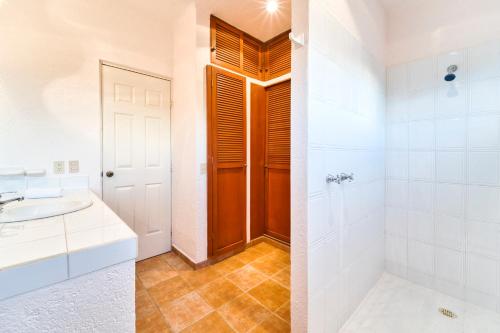 y baño con lavabo, aseo y ducha. en Tata & Nana’s Home - 3Bdrm Private House, en Cancún