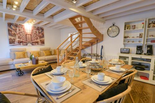 une salle à manger avec une table en bois et des chaises dans l'établissement Les Maisons de Maje - La Home45, à Honfleur