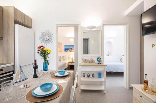 a room with a kitchen and a bedroom with a bed at Sole Blu Mykonos Town Apartment Two in Mikonos