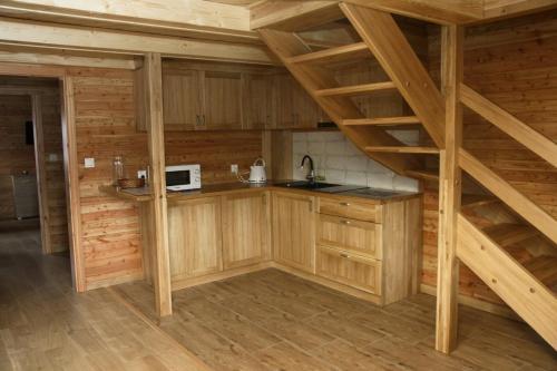 Kuchyň nebo kuchyňský kout v ubytování Drewniany Domek Nad Stawem