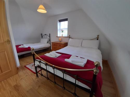 Ένα ή περισσότερα κρεβάτια σε δωμάτιο στο Donegal Thatched Cottage