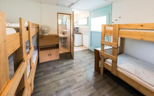 巴拉頓諾爾馬迪的住宿－Penge Bungalók，带两张双层床和一间浴室的客房