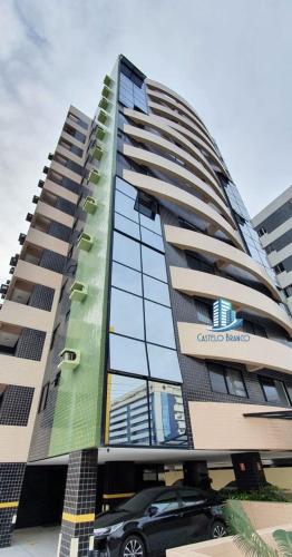 a car parked in front of a building at Apartamentos Renovatio Jatiuca - Castelo B Temporada in Maceió