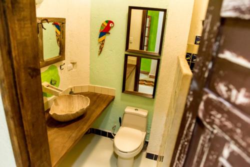 W łazience znajduje się umywalka, toaleta i lustra. w obiekcie Majikal B&B - La Selva w mieście Mérida