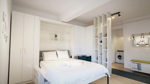 ピテシュティにあるANR Studioのベッドルーム(白いベッド1台、白いキャビネット付)