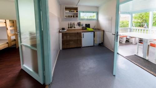 巴拉頓諾爾馬迪的住宿－Penge Bungalók，一个带柜台和桌子的小厨房
