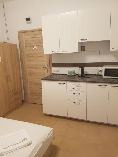 Η κουζίνα ή μικρή κουζίνα στο Hostel Mleczna - Metro Zacisze