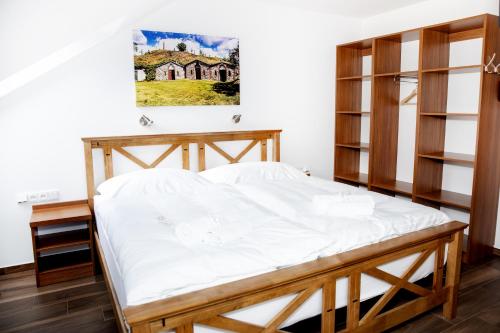 ein Schlafzimmer mit einem Bett und Regalen in der Unterkunft Penzion U Svaťoša in Mutěnice
