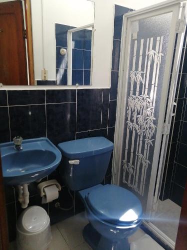 Bilik mandi di Hostal La Casa de Luis