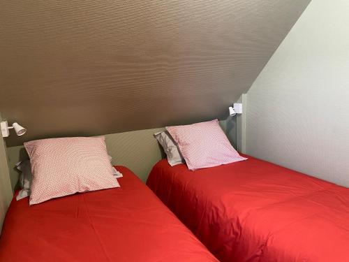 deux lits côte à côte dans une pièce dans l'établissement La mer vue d'en haut , duplex à la naturelle sur la côte d'opale, à Wimereux