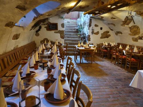 pokój ze stołami i krzesłami w restauracji w obiekcie Landgasthaus "Zum Engel" w mieście Neuleiningen