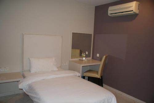 Una cama o camas en una habitación de SR Inn