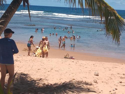 um grupo de pessoas na água na praia em Pousada Obedemar - Taipu de fora, Barra Grande, Ba em Barra Grande