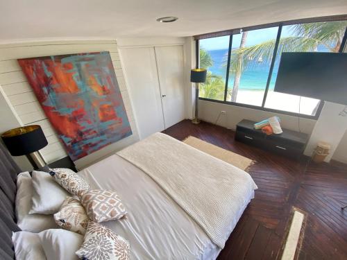 a bedroom with a bed with a view of the ocean at Villa Condesa Del Mar in Contadora