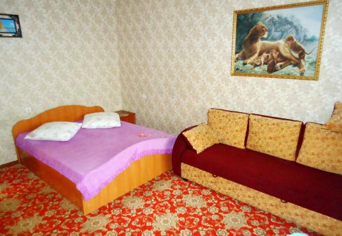 チタにあるApartment TwoPillows Krasnoarmeyskaya 12 9flのベッドルーム1室(ベッド2台付)が備わります。壁には絵画が飾られています。