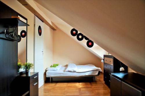 a bedroom with a bed with records on the wall at Hostel Bailando Wroclawska 25 in Poznań