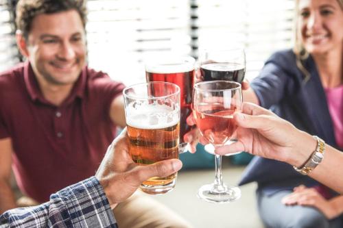 een groep mensen met een glas bier bij Staybridge Suites Omaha West, an IHG Hotel in Omaha