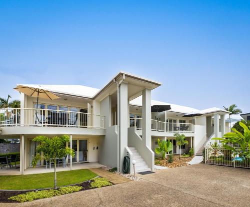an image of a large house with a driveway at Noosa River Palms in Noosaville