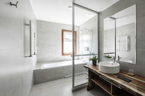 Koupelna v ubytování Das Dorf Hotel