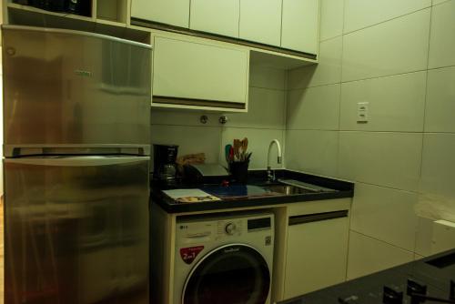 a kitchen with a washing machine and a sink at Apê da Cassandra em Copa in Rio de Janeiro