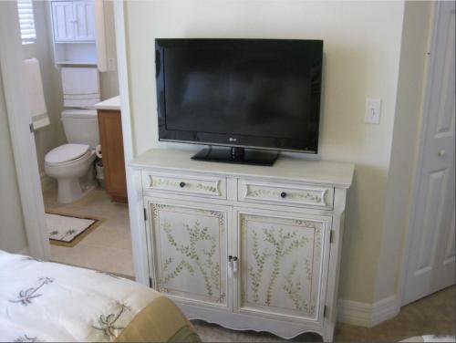 TV at/o entertainment center sa Beautiful New Luxury Townhome with Private Beach and Swimming Pools