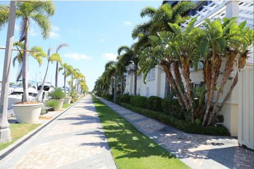 Сад в Beautiful New Luxury Townhome with Private Beach and Swimming Pools
