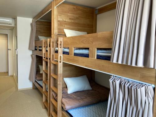 Pokój z łóżkiem piętrowym i 2 łóżkami piętrowymi w obiekcie Tokyo Ueno Youth Hostel w Tokio