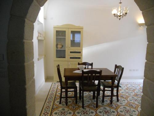 a dining room with a table and chairs at B&B Il Granaio in Nociglia