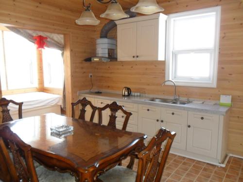 Nhà bếp/bếp nhỏ tại Yabuli Qingyun Town Deluxe (log cabin) Villa