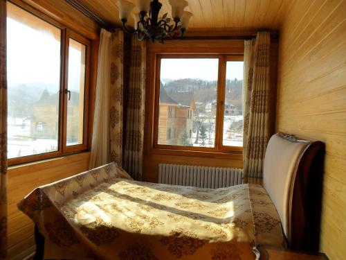 Giường trong phòng chung tại Yabuli Qingyun Town Deluxe (log cabin) Villa