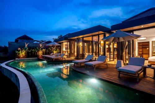 Villa con piscina por la noche en Villa Tenang, en Ubud