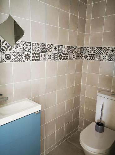 une salle de bain avec toilettes et lavabo dans l'établissement Gîte du Couchant, à Sorède