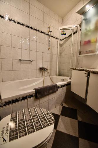 Ένα μπάνιο στο Ferienwohnung EifelMittendrin